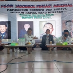 Syafiuddin Asmoro (pegang mik) saat menjadi narasumber dalam acara Ngobrol Pintar (Ngopi) Milenial bersama keluarga besar Fakhers Mania Kamal di Tanjung Jati, Kamal, Minggu (20/12/2020).