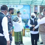 Gubernur Jatim Khofifah Indar Parawansa bersama Bupati Gus Yani dan Pangkoarmada II saat meninjau vaksinasi Covid di Pulau Bawean. foto: SYUHUD/BANGSAONLINE