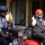 Bupati Kediri, Hanindhito Himawan Pramana (depan), dengan vespa kesayangannya. Foto: Ist