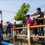 Wali Kota Mojokerto Ika Puspitasari saat meninjau afvoer Miji.