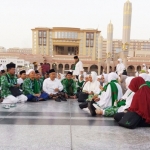 Dr KH Asep Saifuddin Chalim, MA memimpin istigasah Jamaah Umroh Amanatul Ummah di Masjid Nabawi Madinah. Foto: bangsaonline.com