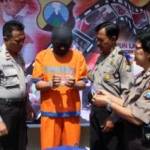 ?

Tersangka memegang barang bukti dengan di dampinggi Anggota Polsek Sedati. Foto:Nanang Ichwan/BANGSAONLINE