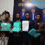 Pengurus DPD PAN Pamekasan saat menggelar konferensi pers.