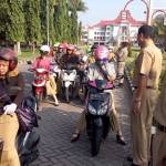 Para PNS yang kedapatan hendak keluar kantor saat dirazia BKD. foto: syuhud/ BANGSAONLINE