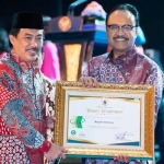 Wabup H Nur Ahmad Syaifuddin saat menerima penghargaan K3 yang diserahkan oleh Wagub Jatim H Saifullah Yusuf, Selasa (21/2). foto: Diskominfo Sidoarjo 