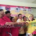 Pengurus DPD Golkar dan DPC PDIP Jombang usai penandatanganan MoU, Jumat (4/8/2017). foto: ROMZA/BANGSAONLINE