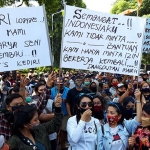 Aksi demo pekerja seni menuntut diizinkan kembali menggelar pertunjukan. (foto: MUJI/ BANGSAONLINE)