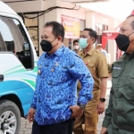 Bupati Jember Hendy SIswanto mengecek mobil keliling yang akan digunakan untuk roadshow pelayanan izin bagi nelayan di Jember hingga tiga hari ke depan.