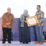 Admin & Relations Manager PT. Cargill Indonesia, Adi Suprayitno, menerima penghargaan dari Gubernur Jatim Khofifah Indar Parawansa dalam event JILFA 2023. Foto: Ist.