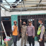 Salah satu rumah warga terdampak akibat hujan deras disertai angin kencang di Waru Sidoarjo, Selasa (6/12/2022) sore.