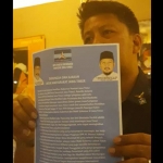 Renville Antonio membacakan suratnterbuka Pakde untuk masyarakat Jawa Timur. foto: didi rosadi/bangsaonline 