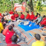 Pengurus DPC PDIP Tuban saat duduk bersama para petani di Desa Bandungrejo, Kecamatan Plumpang.