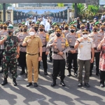 Kapolrestabes A. Yusep Gunawan bersama Wali Kota Surabaya di Mapolrestabes Surabaya, Jumat (22/04).