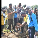 Bupati Fadeli saat memimpin pembasmian hama tikus bersama Kapolres dan Dandim 0812.