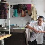 Trisno, Ketua Kampung Penjahitan, tetap memroduksi meski di usia tua. foto: luckman hakim/BANGSAONLINE