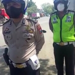 Petugas saat menertibkan kendaraan yang parkir di Bundaran Apollo, Gempol, Kabupaten Pasuruan.