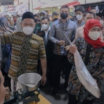 Gubernur Jatim Khofifah Indar Parawansa dan Bupati Gresik Fandi Akhmad Yani saat mengunjungi pasar bandeng. foto: SYUHUD/ BANGSAONLINE