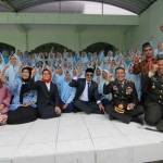 Para pelajar saat berziarah di makam KH Wahab Chasbullah (pahlawan nasional) bersama Bupati Jombang Nyono Suharli Wihandoko dan Wabup Mundjidah Wahab.
foto: RONY S/ BANGSAONLINE