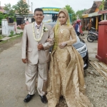 Kedua mempelai foto bareng di depan mobil mewah pengantin gratis milik Gus Barra.