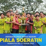 Tim Putra Utama Wali Barokah dan trofi juara Piala Soeratin U-13 Kota Kediri. Foto: Ist