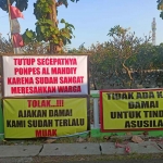 Bentuk protes warga Desa Pagerwojo, Kecamatan Buduran, Sidoarjo, terhadap kegiatan di Pondok Pesantren Al Mahdiy.