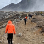 Tim gabungan saat melakukan penyisiran di jalur pendakian Kawah Ijen. Foto: Basarnas