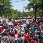 Aksi ribuan massa gabungan LSM dan wartawan di depan kantor Bupati Probolinggo.