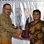 Pangarmatim Laksda TNI Didik Setiyono berkesempatan menyerahkan Piala Prapanca kategori Jurnalisme Foto kepada Wartawan Jawa Pos Ahmad Khusaini dengan judul foto sweeping anarkis pada ojek online.