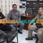 Para anggota dari 3 fraksi di DPRD Situbondo saat membahas penertiban tembok dari tambak yang berdiri tinggi di sepanjang Pantai Pantura. Foto: SYAIFUL BAHRI/BANGSAONLINE