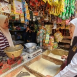 Gubernur Jawa Timur, Khofifah Indar Parawansa saat meninjau pasar Soponyono. Foto: Devi Fitri Afriyanti/BANGSAONLINE