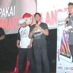 Iko Uwais dan Very Tri Yulisman menyapa para penonton di dalam studio. foto:nisa/BANGSAONLINE