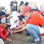 Kepala Desa Latukan, M Jiono saat memandu seorang siswa.