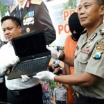 Kasatreskrim Polres Jombang, AKP Wahyu Norman Hidayat menunjukkan barang bukti dan tersangka di ruang Humas Mapolres Jombang, Senin (29/5/2017). foto: ROMZA/ BANGSAONLINE