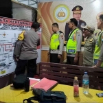 Anggota Polres Pamekasan saat melakukan pengamanan arus mudik.