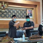 Wakil Ketua DPRD Jatim Anwar Sadad menyerahkan palu sidang kepada Hidayat sebagai Ketua Komisi C yang baru, menggantikan Muhammad Fawait. (foto: ist)