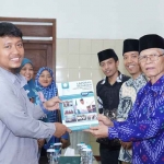 Ketua Ponpes Wali Barokah Kediri, H. Sunarto, saat menyerahkan laporan kegiatan kepada perwakilan DLH Jatim. Foto: Ist