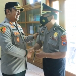 Kapolres Ngawi,  Dwiasi Wiyatputera memberikan selamat pada Kabagren Polres Ngawi, Drs.I Wayan Murtika.
