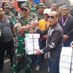 Dandim Letkol (inf) Yuli Eko Purwanto bersama perwakilan paguyuban hotel Banyuwangi saat menyerahkan nasi kotak untuk tim Karhutla dan relawan.