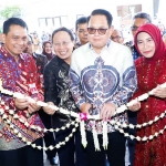Pj Gubernur Jatim saat meresmikan Gedung Instalasi Rawat Jalan dan Penunjang Terpadu RSUD Husada Prima.