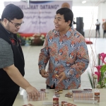 Bupati Kediri Hanindhito Himawan Pramana saat mendapat penjelasan Pimpinan PT. Karyadibya Mahardhika. Foto: Ist.