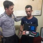 Pelaku beserta barang bukti diamankan di Mapolsek Wates.