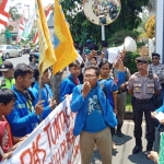 Aksi aktivis PMII cabang Tuban saat menggelar unjuk rasa di depan kantor Pemkab Tuban, Jumat (18/10).
