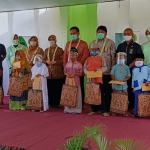 Foto bersama anak yatim setelah pemberian santunan uang tunai dan bingkisan. (foto: ist).