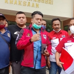 Sejumlah Pengurus LSM Lira Probolinggo saat memberi keterangan kepada awak media.