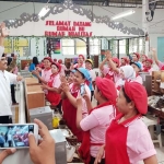 Ribuan buruh perempuan saat menyanyikan lagu Kabeh Sedulur Kabeh Makmur bersama Gus Ipul.