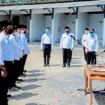 Bupati Pamekasan saat melantik 7 pejabat di pelataran Makam Pangeran Ronggosukowati.