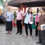 BELUM LAYAK: Tim UN Habitat dan UCLG ASPAC didampingi Dinas PU Bina Marga Sidoarjo melihat kondisi trotoar di Jalan Monginsidi, Kota Sidoarjo, Jumat (29/7) sore. foto: MUSTAIN/ BANGSAONLINE