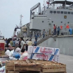 KRI Teluk Sampit 515 milik TNI AL yang biasanya digunakan untuk memuat penumpang warga pulau Bawean saat kondisi darurat. foto: SYUHUD/ BANGSAONLINE