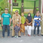 Camat Bangilan Deni Susilo bersama Bayu dan neneknya usai dijemput di rumahnya yang berada di RT 02 RW 09.