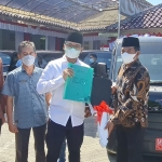 Penyerahan bantuan mobil pikap oleh Bupati Bangkalan R. Abdul Latif Amin Imron.